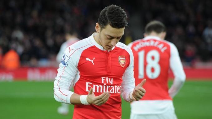 Cinta tak mengenal agama, begitu pula sepak bola